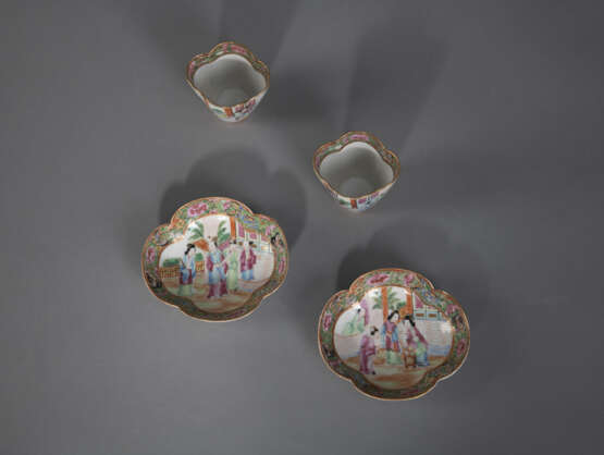 Zwei vierpassige 'Famille rose'-Tassen und Untersetzer mit Figuraldekor - photo 3