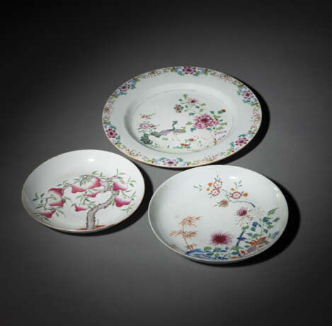 Drei 'Famille rose'-Porzellanteller mit Pfirsich-, Blüten- und Pfauendekor - фото 1
