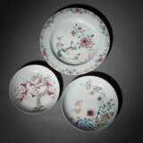 Drei 'Famille rose'-Porzellanteller mit Pfirsich-, Blüten- und Pfauendekor - photo 2