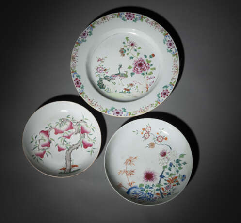 Drei 'Famille rose'-Porzellanteller mit Pfirsich-, Blüten- und Pfauendekor - Foto 2
