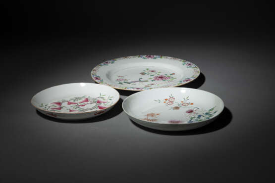 Drei 'Famille rose'-Porzellanteller mit Pfirsich-, Blüten- und Pfauendekor - Foto 3