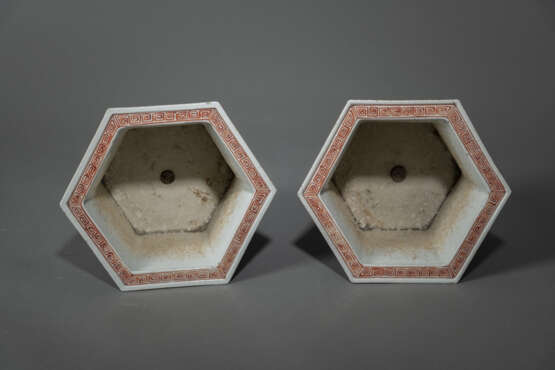 Paar hexagonale 'Famille rose'-Cachepots mit figuralem Dekor - photo 5