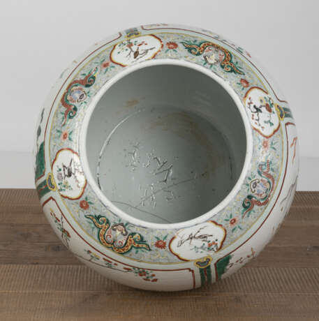 Kugelförmiger Cachepot aus Porzellan mit 'Famille verte'-Dekor von Romanszenen und Vögeln in Reserven - Foto 3