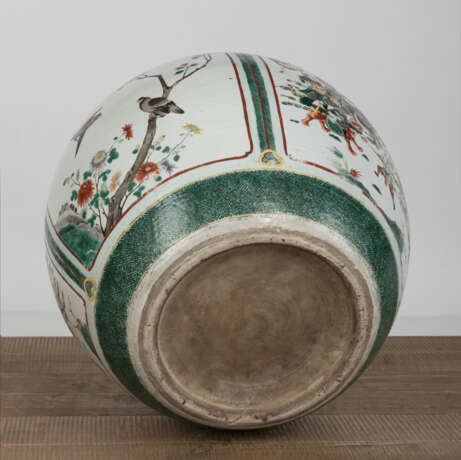 Kugelförmiger Cachepot aus Porzellan mit 'Famille verte'-Dekor von Romanszenen und Vögeln in Reserven - Foto 4