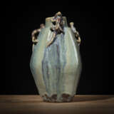 Schwere fünfkantige Vase der Shiwan-Ware mit drei plastischen chilong, bedeckt mit dicker verlaufender Glasur in Lavendelblau bis Voilett - photo 1
