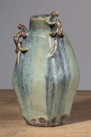 Schwere fünfkantige Vase der Shiwan-Ware mit drei plastischen chilong, bedeckt mit dicker verlaufender Glasur in Lavendelblau bis Voilett - photo 2