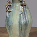Schwere fünfkantige Vase der Shiwan-Ware mit drei plastischen chilong, bedeckt mit dicker verlaufender Glasur in Lavendelblau bis Voilett - Foto 2