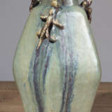 Schwere fünfkantige Vase der Shiwan-Ware mit drei plastischen chilong, bedeckt mit dicker verlaufender Glasur in Lavendelblau bis Voilett - photo 3