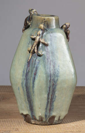 Schwere fünfkantige Vase der Shiwan-Ware mit drei plastischen chilong, bedeckt mit dicker verlaufender Glasur in Lavendelblau bis Voilett - Foto 3