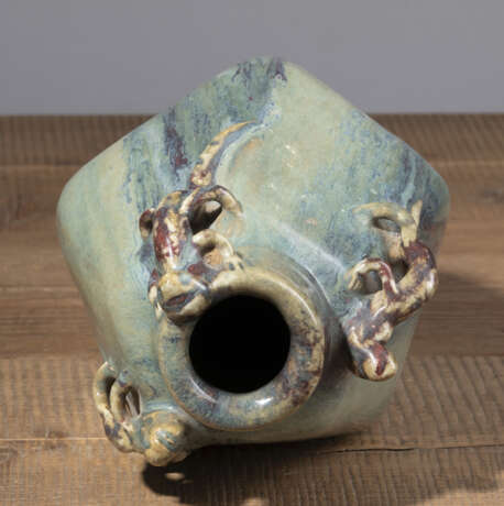 Schwere fünfkantige Vase der Shiwan-Ware mit drei plastischen chilong, bedeckt mit dicker verlaufender Glasur in Lavendelblau bis Voilett - фото 4