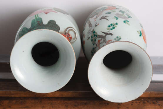 Zwei Balustervasen aus Porzellan mit Vogel- und Lotosdekor - photo 6