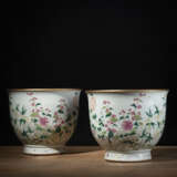 Paar Cachepots aus Porzellan mit floralem 'Famille rose'-Dekor - фото 1