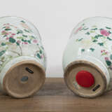 Paar Cachepots aus Porzellan mit floralem 'Famille rose'-Dekor - фото 4