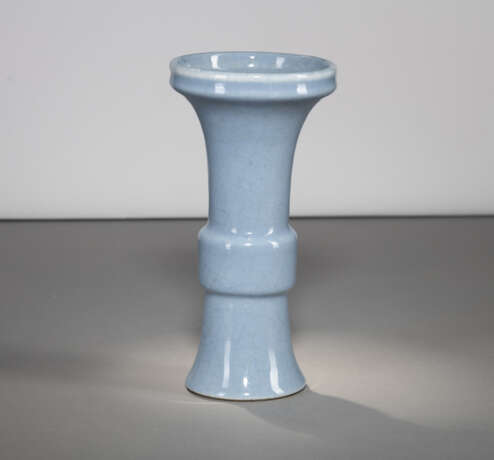 'Gu'-förmige Porzellanvase mit blauer Krakelee-Glasur - photo 2