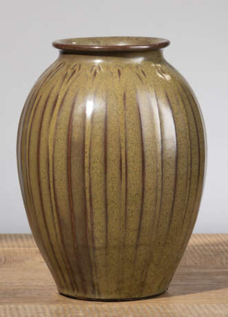 Leicht gerippte Vase mit Teadust-Glasur - photo 1