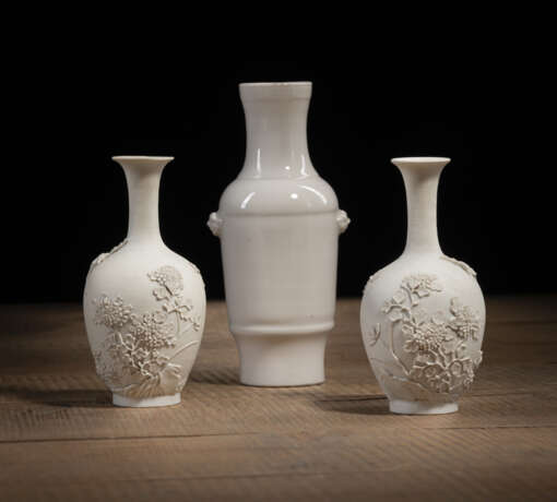 Paar Vasen aus Bisquit-Porzellan mit reliefiertem Chrysanthemendekor und eine kleine Vase aus Dehua-Ware - photo 1