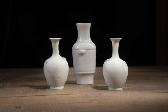 Paar Vasen aus Bisquit-Porzellan mit reliefiertem Chrysanthemendekor und eine kleine Vase aus Dehua-Ware - photo 2