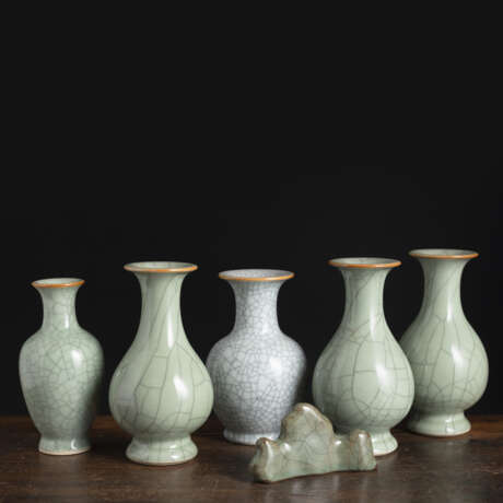 Fünf Seladon-Krakelee-Vasen und eine Pinselablage - photo 1