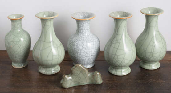 Fünf Seladon-Krakelee-Vasen und eine Pinselablage - фото 2