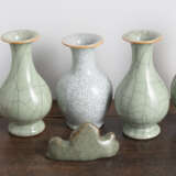 Fünf Seladon-Krakelee-Vasen und eine Pinselablage - фото 3