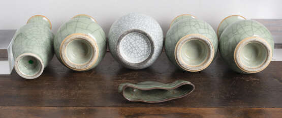 Fünf Seladon-Krakelee-Vasen und eine Pinselablage - фото 4