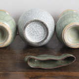 Fünf Seladon-Krakelee-Vasen und eine Pinselablage - Foto 4