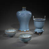 Paar Schalen, ein dreibeiniger Weihrauchbrenner und eine Vase 'meiping' mit Jun-Glasur - photo 1