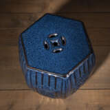 Hexagonaler, blau glasierter Keramikhocker aus 'Shiwan'-Ware - photo 4