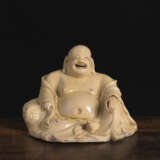 Figur des sitzenden Budai mit feinmaschig craquelierter beige-gelber Glasur - photo 1