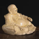 Figur des sitzenden Budai mit feinmaschig craquelierter beige-gelber Glasur - photo 2