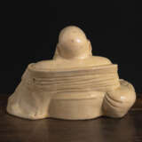 Figur des sitzenden Budai mit feinmaschig craquelierter beige-gelber Glasur - photo 3