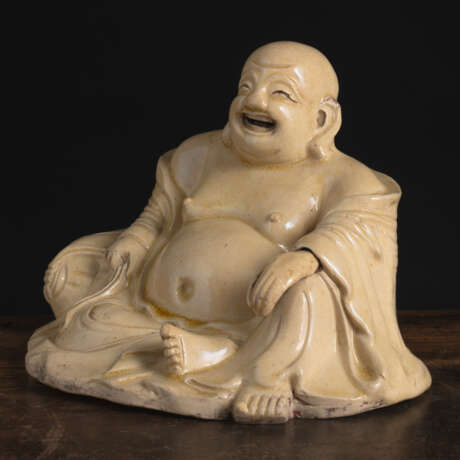 Figur des sitzenden Budai mit feinmaschig craquelierter beige-gelber Glasur - photo 4