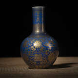 Kleine blaue Flaschenvase aus Porzellan mit goldenem Dekor buddhistischer Embleme - photo 1