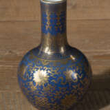 Kleine blaue Flaschenvase aus Porzellan mit goldenem Dekor buddhistischer Embleme - photo 2