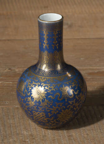 Kleine blaue Flaschenvase aus Porzellan mit goldenem Dekor buddhistischer Embleme - photo 2