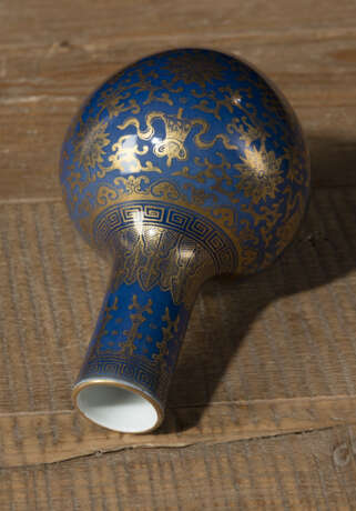 Kleine blaue Flaschenvase aus Porzellan mit goldenem Dekor buddhistischer Embleme - photo 3