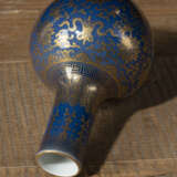 Kleine blaue Flaschenvase aus Porzellan mit goldenem Dekor buddhistischer Embleme - photo 3