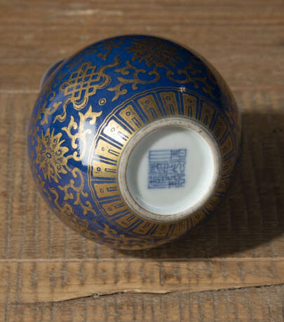 Kleine blaue Flaschenvase aus Porzellan mit goldenem Dekor buddhistischer Embleme - photo 4