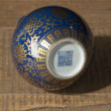 Kleine blaue Flaschenvase aus Porzellan mit goldenem Dekor buddhistischer Embleme - photo 4