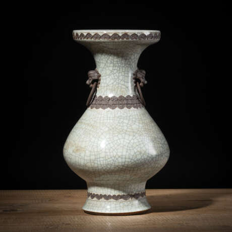 Seladonvase mit krakelierter Glasur, Reliefdekor und Ringhandhaben - photo 1