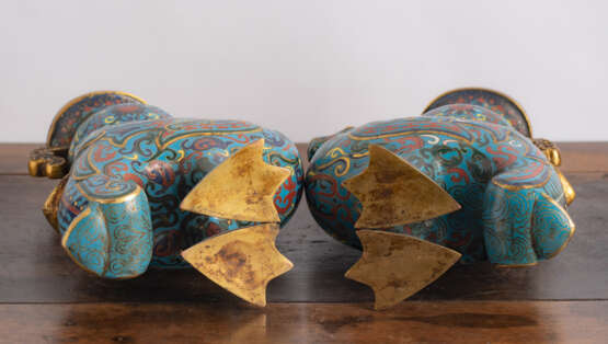 Paar Cloisonné-Vasen in Form von Fabelwesen - Foto 3