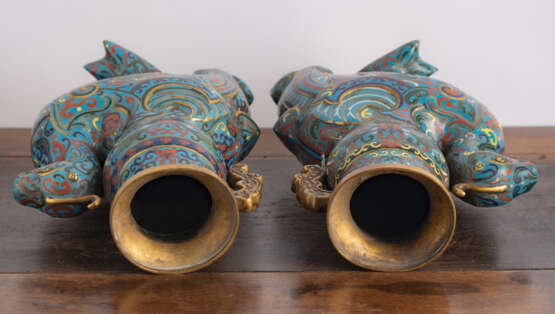 Paar Cloisonné-Vasen in Form von Fabelwesen - Foto 4
