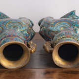 Paar Cloisonné-Vasen in Form von Fabelwesen - Foto 4