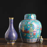 Zwei Cloisonné -Vasen und eine Snuffbottle - фото 1