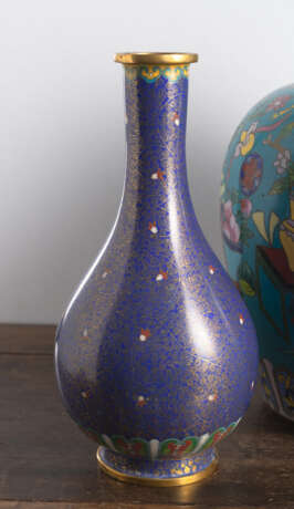Zwei Cloisonné -Vasen und eine Snuffbottle - фото 7