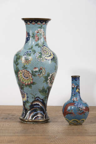 Zwei Cloisonné-Vasen mit Floral- und Drachendekor - Foto 2