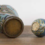 Zwei Cloisonné-Vasen mit Floral- und Drachendekor - Foto 4
