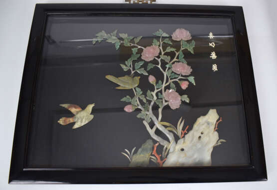 Zwei gerahmte Reliefbilder mit Vogeldarstellung aus eingelegtem Speckstein - Foto 4