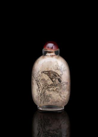 Snuffbottle mit Grisaille-Hinterglasmalerei eines Greifvogels auf Ast - фото 1