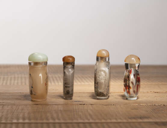 Vier innen bemalte Glas- bzw. Kristall-Snuffbottles mit u. a. figürlichen Darstellungen - photo 2